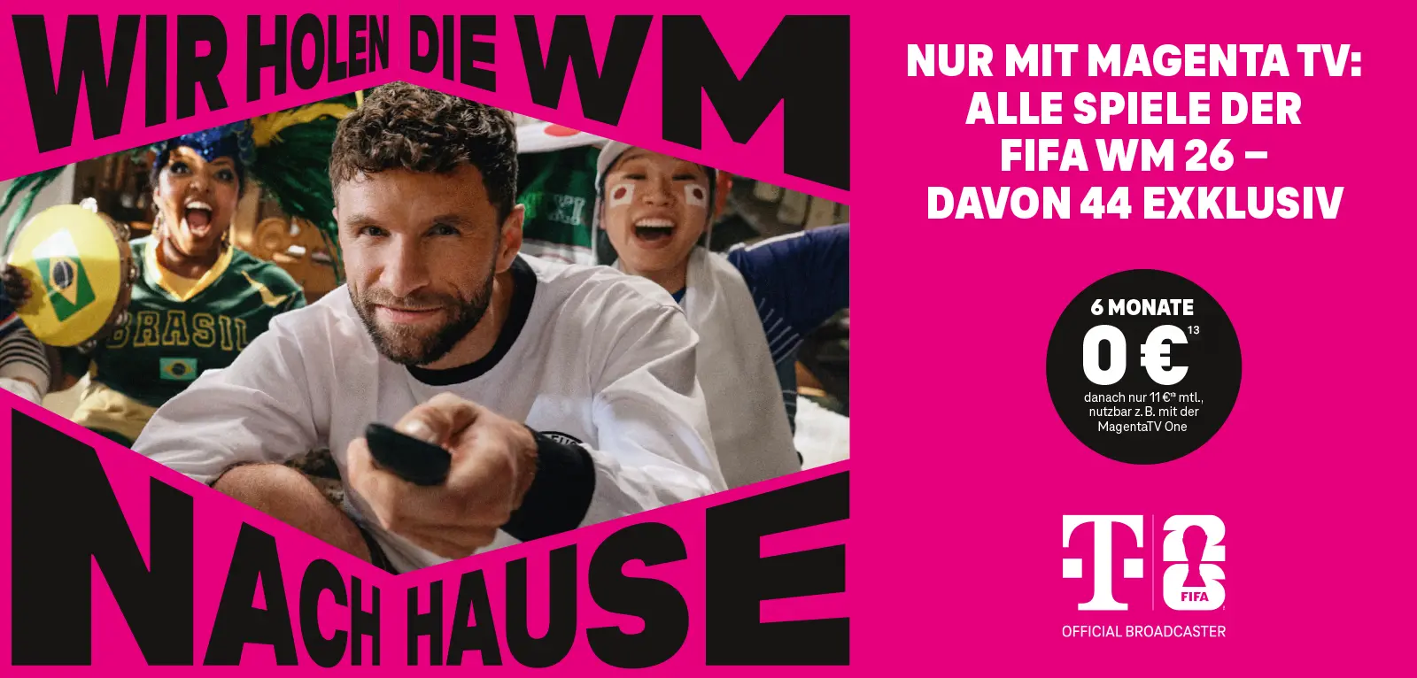 Fußballfans jubeln vor TV, MagentaTV wirbt für FIFA WM 26 Spiele